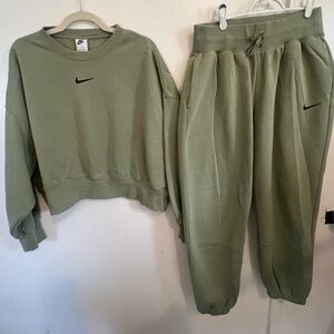 Nike Phoenix Fleece Oversized Crew Neck Sweatshirt and joggers set- size M